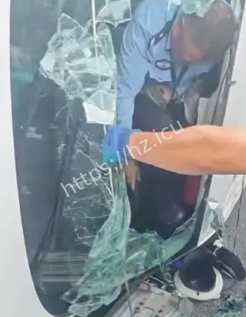 至警车侧翻倒地